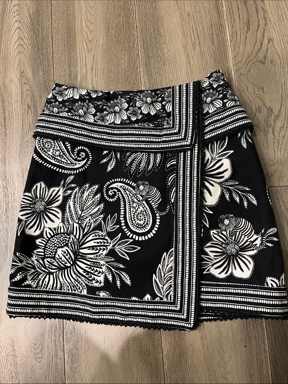 FARM Rio Black & White Floral Paisley Mini Skirt